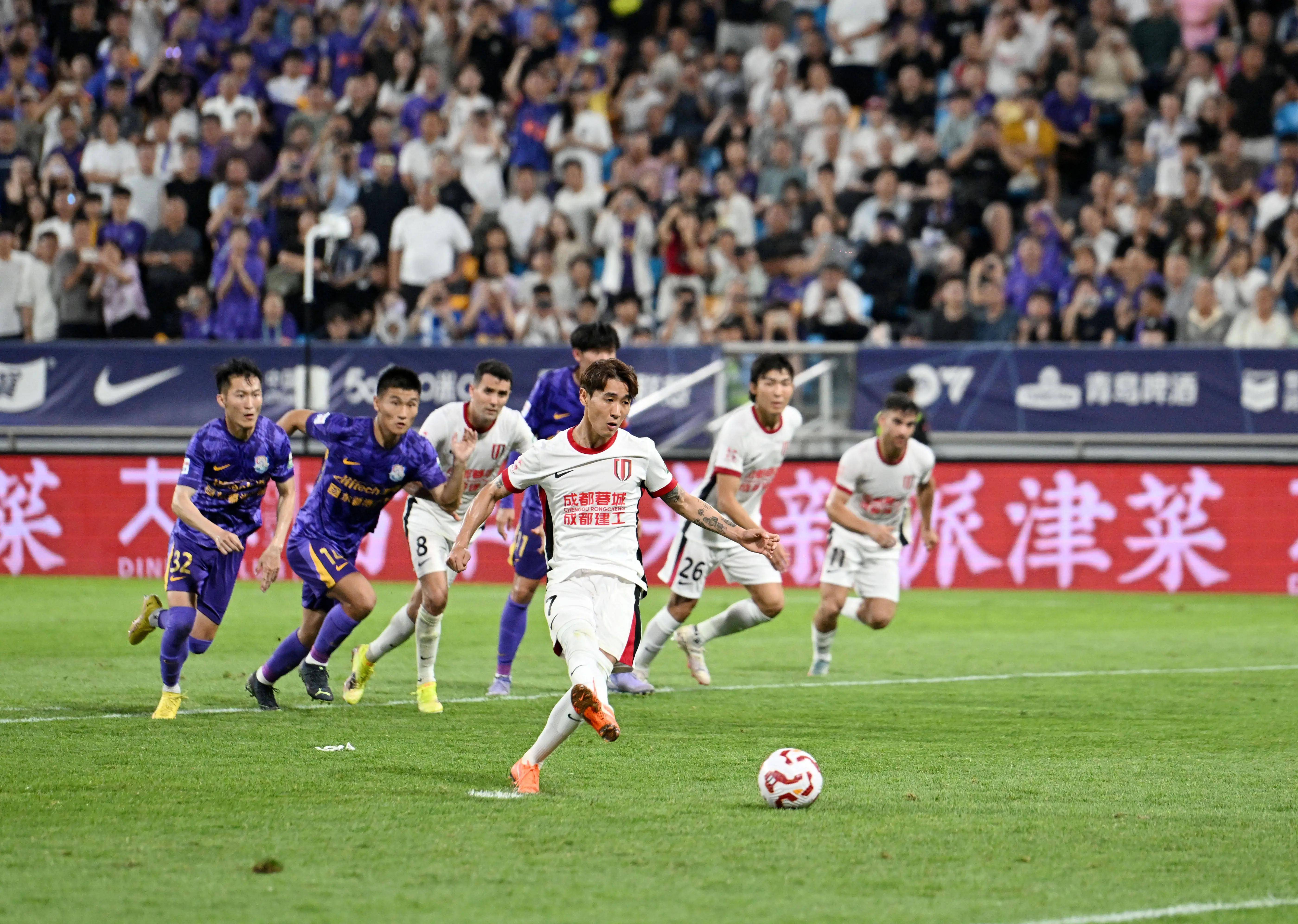 关于加时末段足总杯焦点战，曼联官宣签约，更衣室稳定，赛程密集仍需轮换的信息