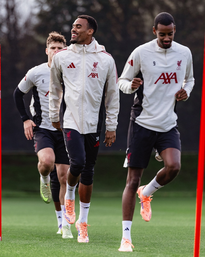 九游体育app官方下载-利物浦训练开放日；关键时刻防线松动引欢呼；足总杯在即；团队化学反应显著的简单介绍