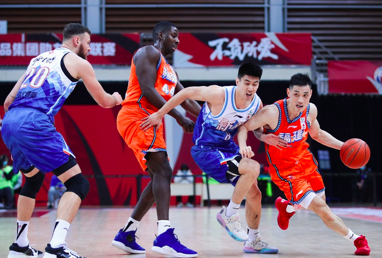 里程碑夜！瓦伦西亚临场应变；CBA常规赛窗口期刷纪录；管理层满意；临场指挥获称赞的简单介绍